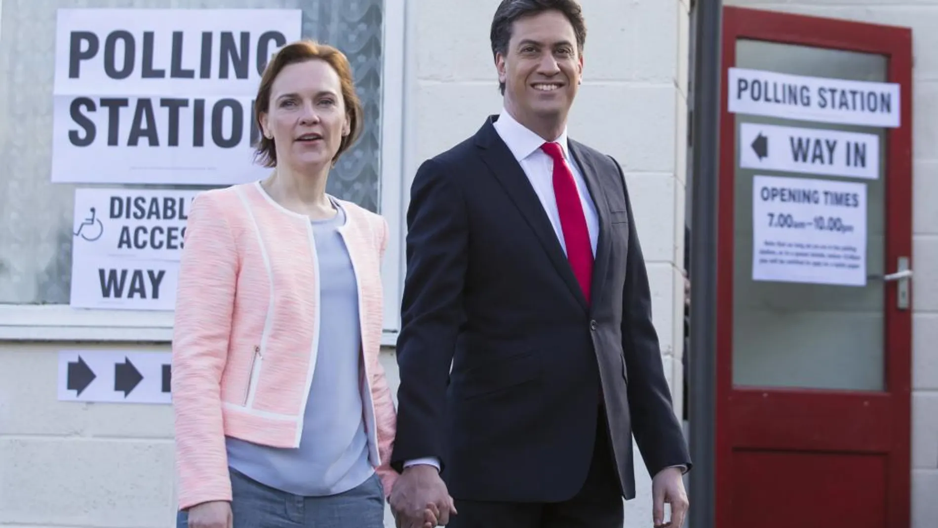 Ed Miliband y su esposa, Justine, tras depositar su voto