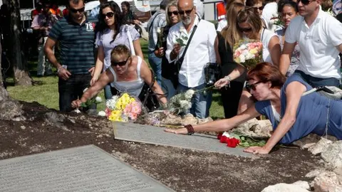 La cadena Telecinco ha producido una miniserie de dos capítulos basada en la tragedia ocurrida hace dos años en Barajas, protagonizada por Emma Suárez y Carmelo Gómez. El estreno de esta serie, «Vuelo 8714», está previsto para el próximo otoño