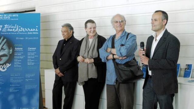 El director Zubin Mehta junto a la directora artística Helga Schmidt, Carlos Saura y Francisco Negrín