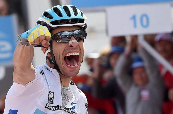 El ciclista italiano Fabio Aru celebra su victoria.