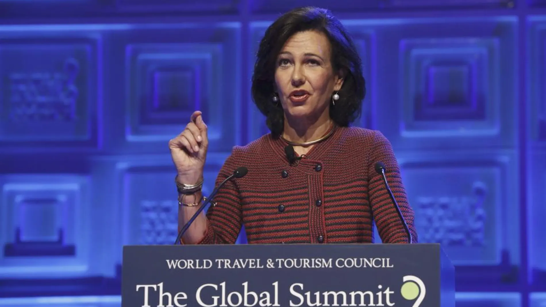 La presidenta del Banco Santander, Ana Patricia Botín, durante su intervención en la decimoquinta edición de la Cumbre anual del Consejo Mundial del Turismo (WTTC), hoy en Madrid