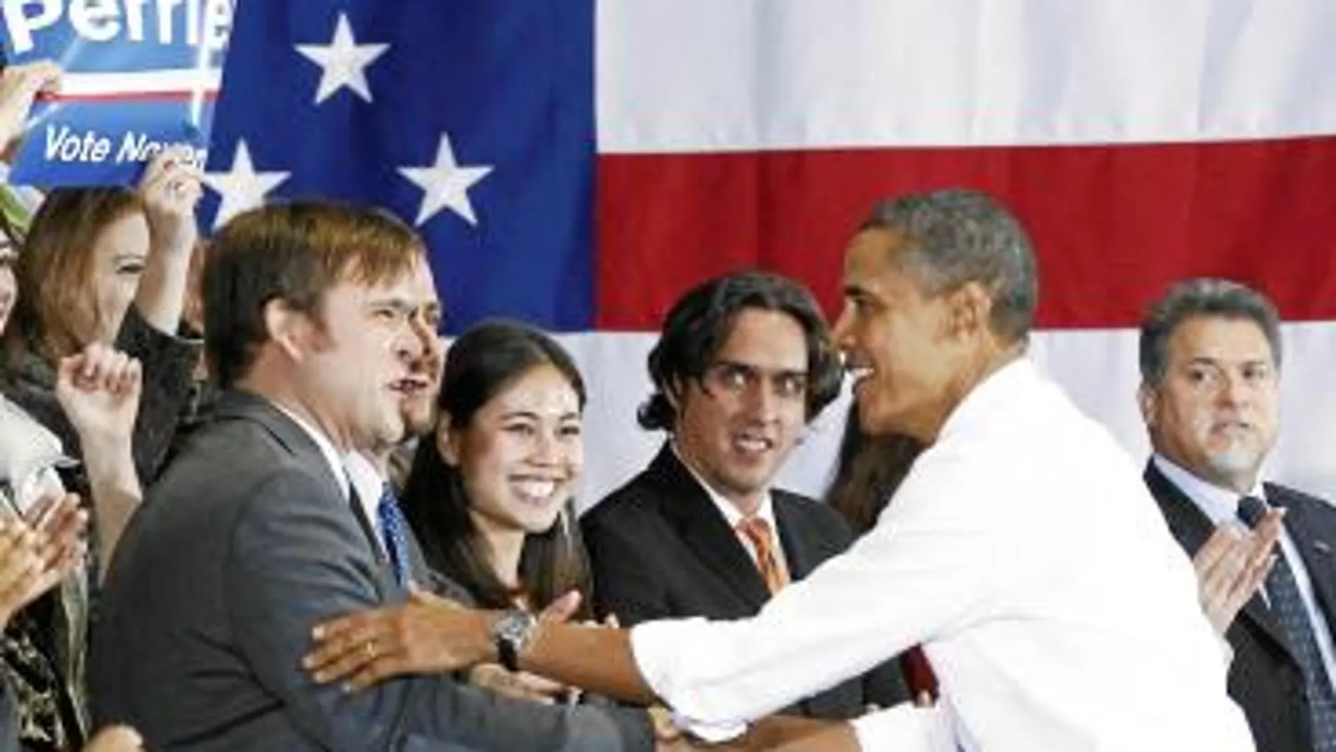 Barack Obama saluda al diputado Tom Perriello en Charlottesville, Virginia, dentro de su campaña de apoyo a los candidatos demócratas