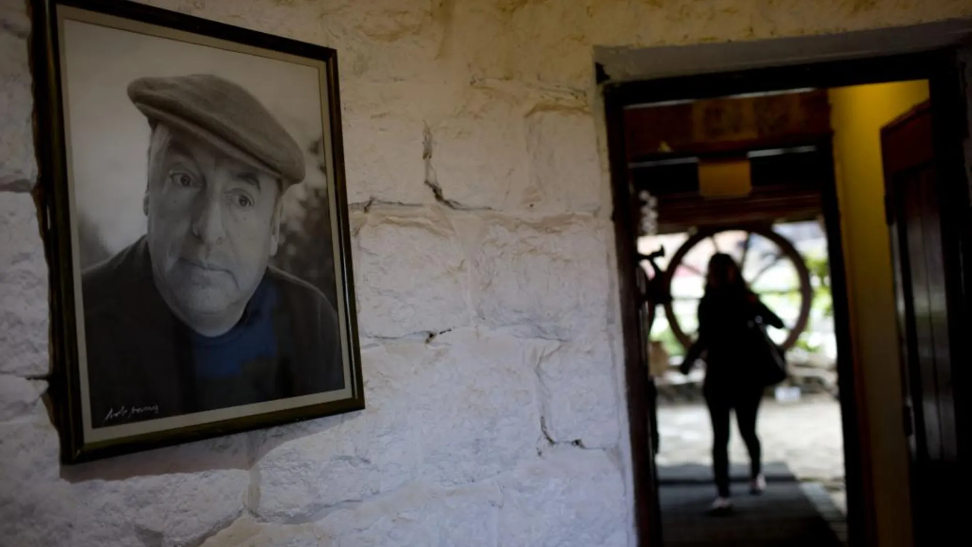 Fotografía de Pablo Neruda en su casa-museo de isla negra
