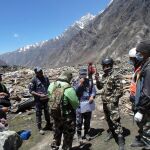 Un equipo de rescate trabaja en el valle de Langtang, en Nepal