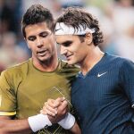 Verdasco recibe el consuelo de Federer tras caer ante el suizo