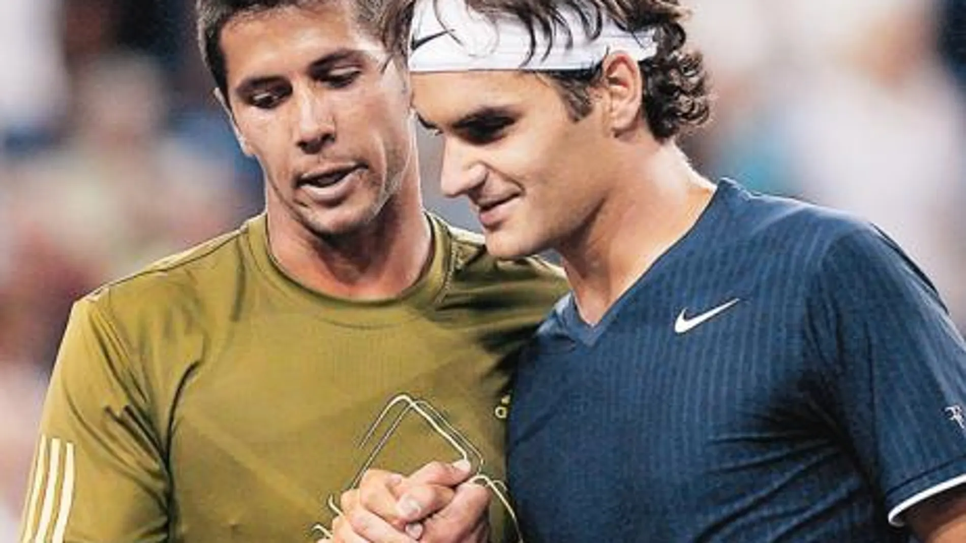 Verdasco recibe el consuelo de Federer tras caer ante el suizo