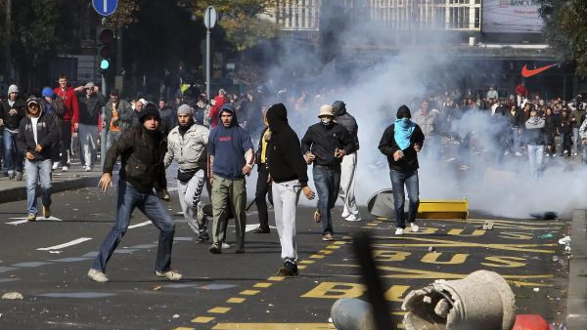 Los ultras nacionalistas atacaron a la Policía