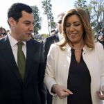 Imagen de archivo de la presidenta de la Junta de Andalucía, Susana Díaz y el presidente del PP-A, Juanma Moreno