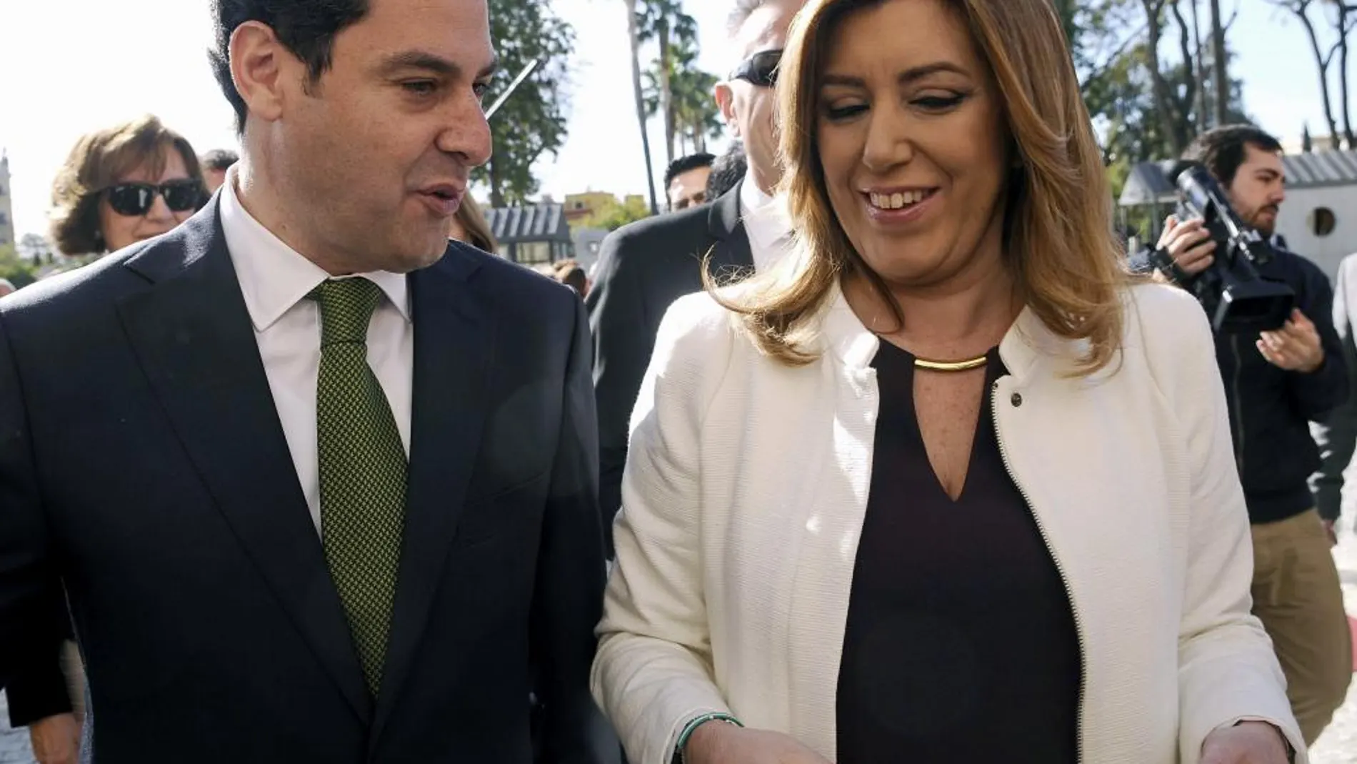 Imagen de archivo de la presidenta de la Junta de Andalucía, Susana Díaz y el presidente del PP-A, Juanma Moreno