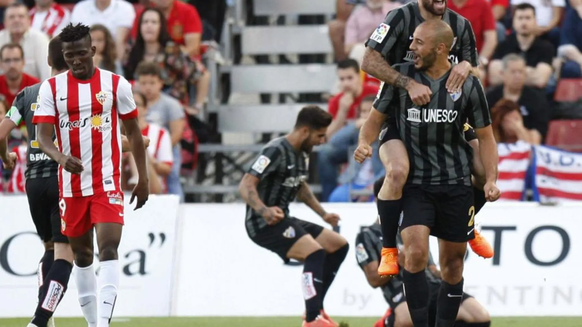 Los jugadores del Málaga celebran el primer gol ante el Almería