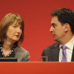 El nuevo líder del Partido Laborista, Ed Miliband (d) y su antecesora, Harriet Harman participan en el Congreso Anual de su partido