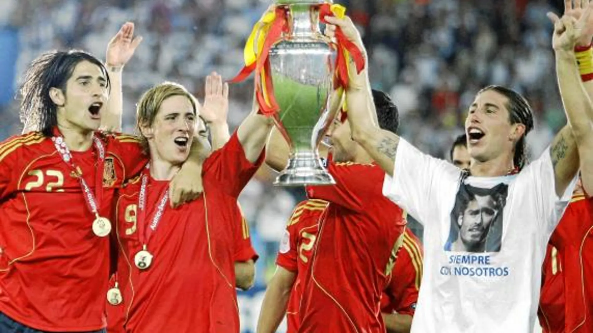 De la Red, junto a Fernando Torres y Sergio Ramos, celebra la victoria en la pasada Eurocopa