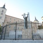 Defensa rectifica y abrirá al público el despacho de Moscardó en el Alcázar