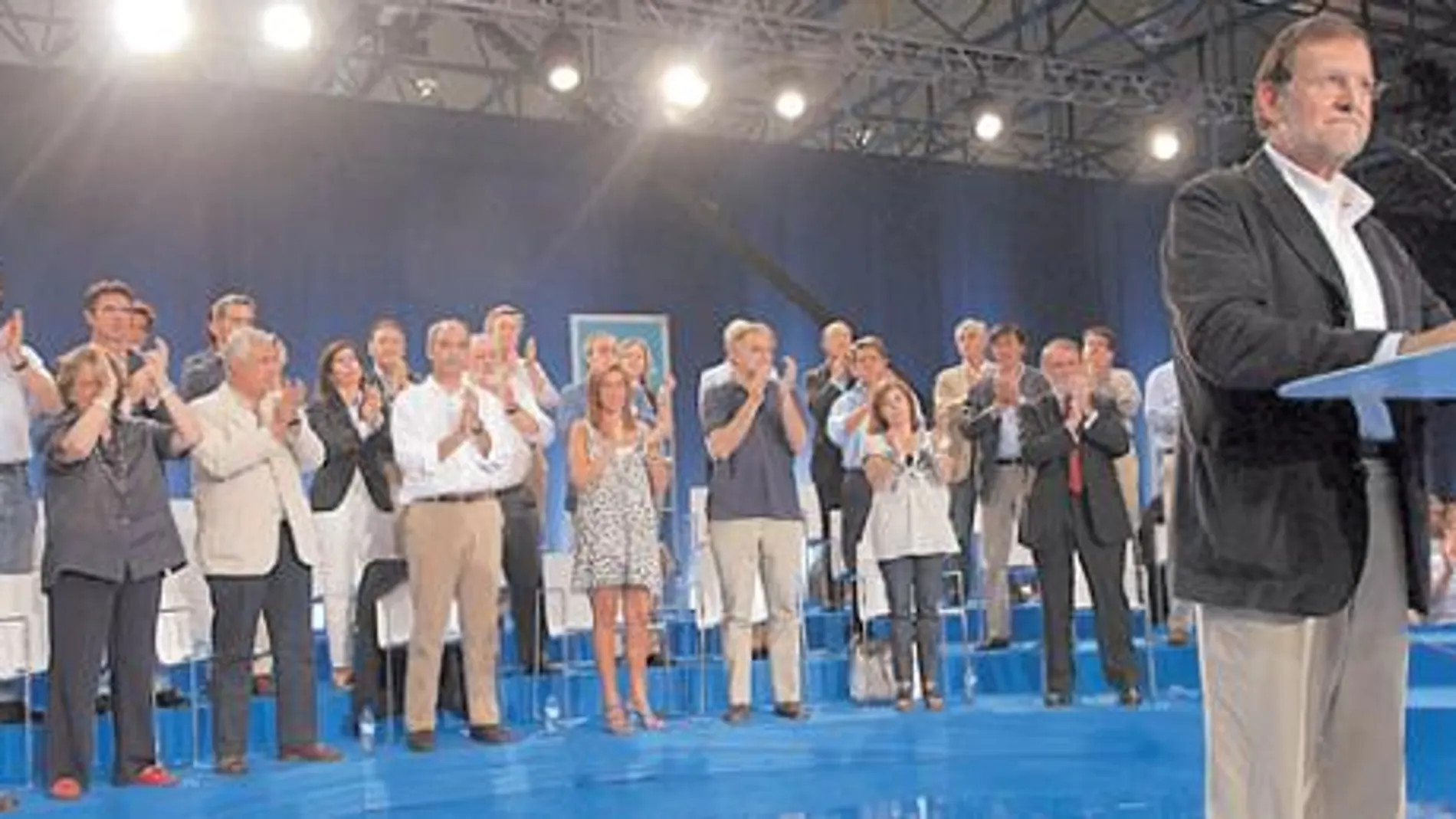 Rajoy loa la fuerza del PP frente a la soledad del PSOE