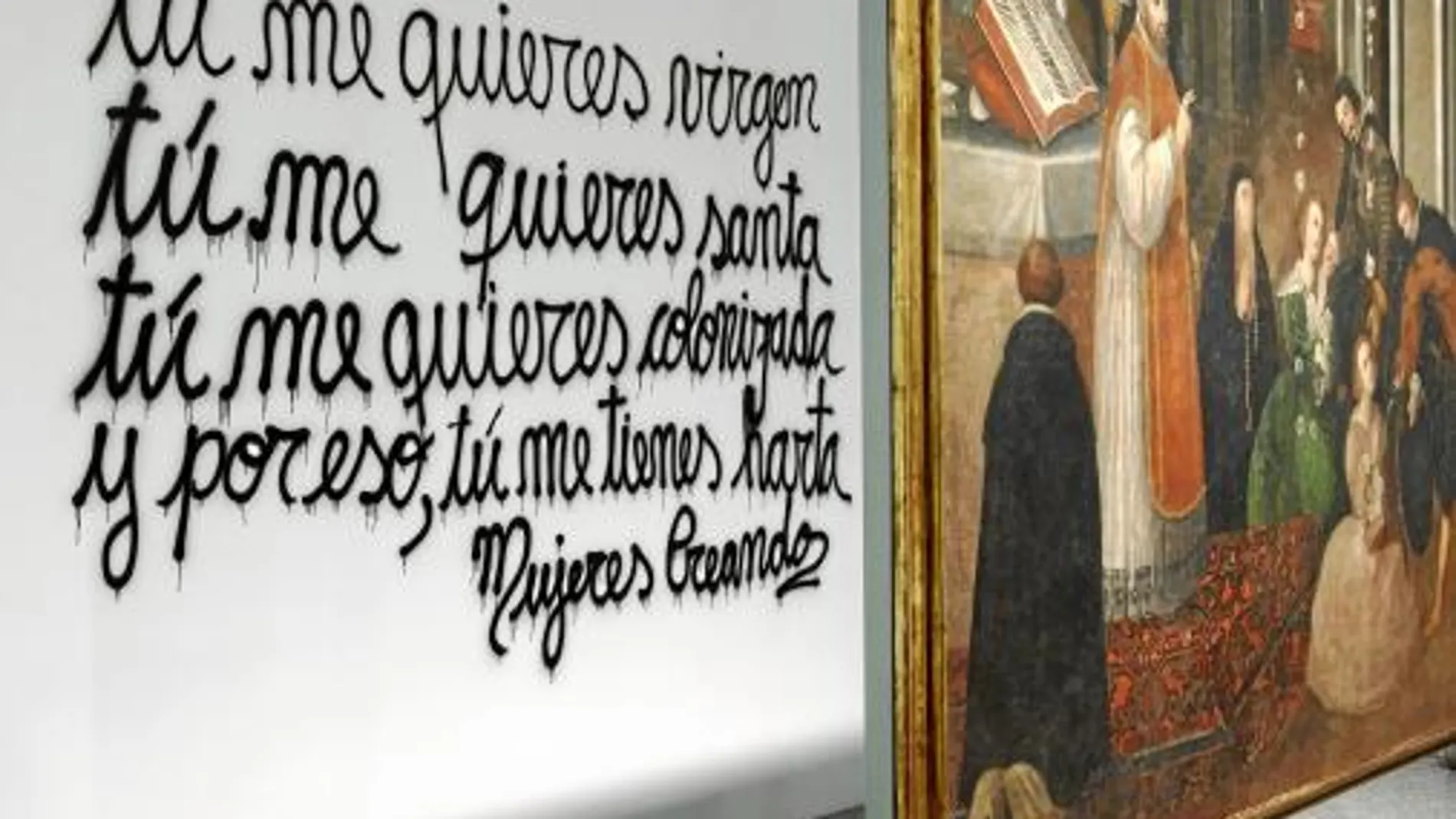 La «Virgen del Cerro» junto al «grafitti» de María Galindo