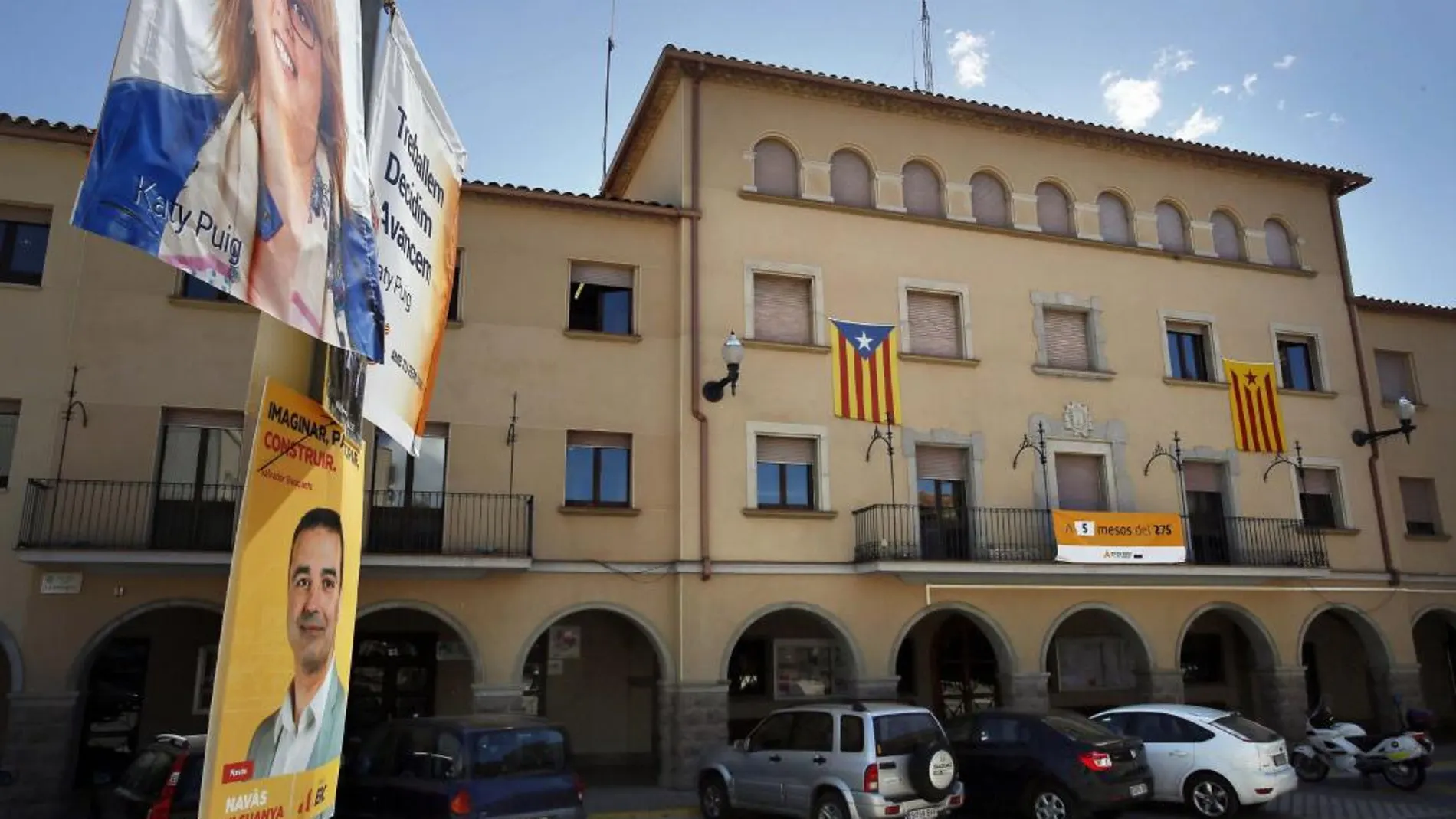 Fachada del Ayuntamiento de Manresa (Barcelona), gobernado por CIU, con la bandera estelada en el balcón.