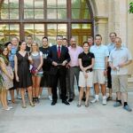 El vicerrector de Relaciones Internacionales y Comunicación de la UCAM, Pablo Blesa (centro), junto a miembros de la Universidad FOM