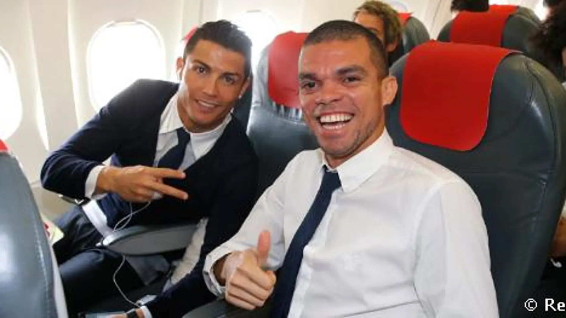 Cristiano y Pepe, en el avión que está trasladando a la expedición madridista a Turín