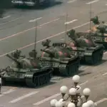 Un hombre delante de una línea de tanques cerca de la plaza de Tiananmen en junio 1989