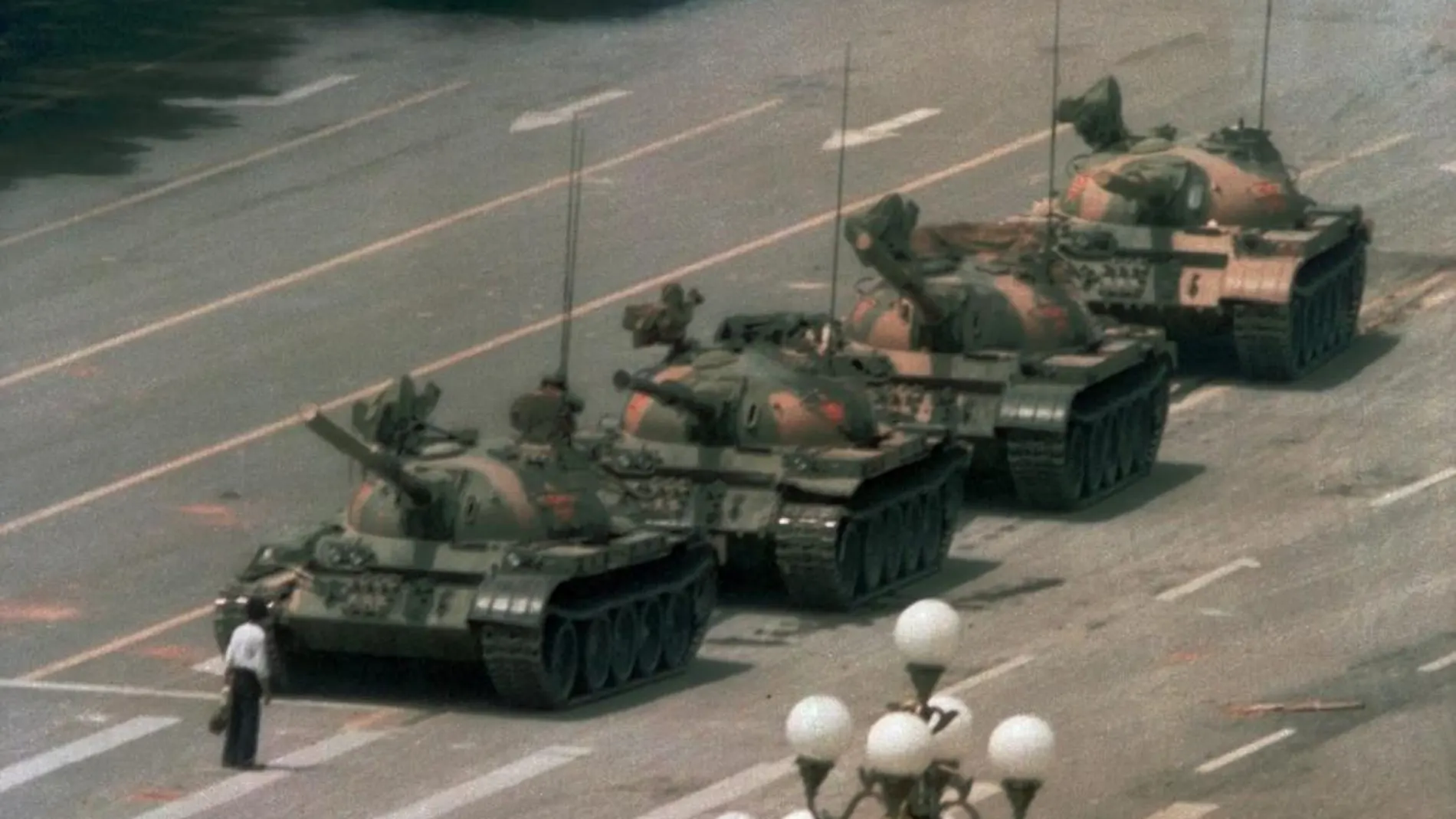 Un hombre delante de una línea de tanques cerca de la plaza de Tiananmen en junio 1989