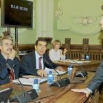 El portavoz del PSOE, Óscar Puente, se dirige al alcalde León de la Riva, en presencia de Sánchez y Jesús Enríquez
