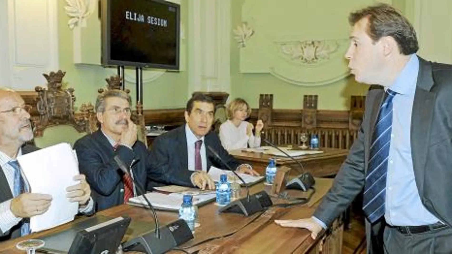 El portavoz del PSOE, Óscar Puente, se dirige al alcalde León de la Riva, en presencia de Sánchez y Jesús Enríquez