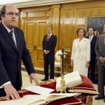 Los nuevos vicepresidentes y ministros prometen sus cargos ante el Rey
