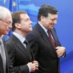 El presidente ruso Dimitri Medvedev, flanqueado por Herman Van Rompuy (izquierda) y José Manuel Durao Barroso, ayer, en la cumbre UE-Rusia