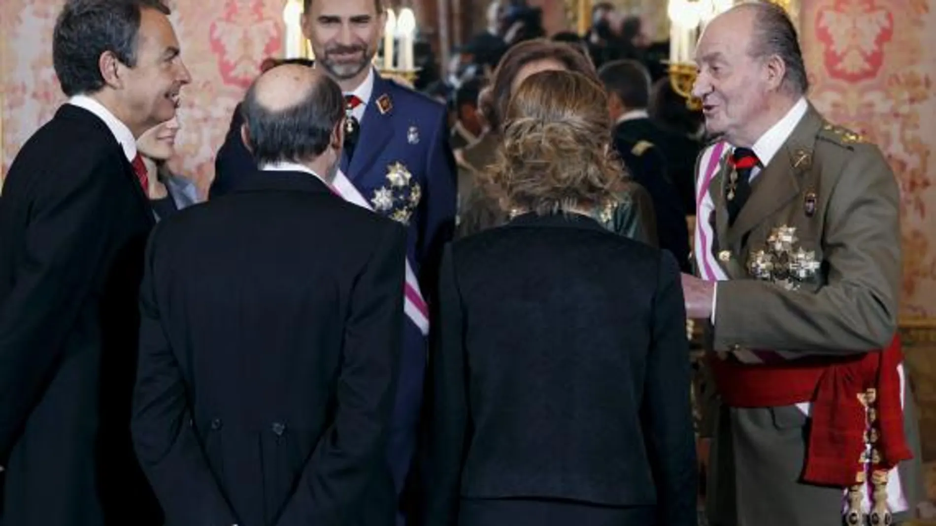 Los reyes de España, el príncipe de Asturias, el presidente del Gobierno, José Luis Rodríguez Zapatero, el vicepresidente primero, Alfredo Pérez Rubalcaba y la ministra de Defensa, Carme Chacón,