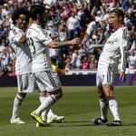 Cristiano Ronaldo celebra con Marcelo e Isco su gol de falta