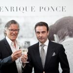 El empresario de Nimes, Simón Casas, brinda junto a Enrique Ponce por su 25 aniversario