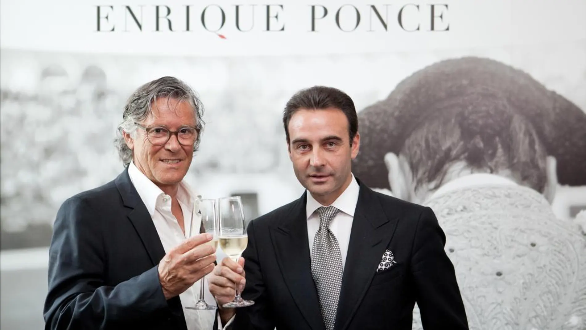 El empresario de Nimes, Simón Casas, brinda junto a Enrique Ponce por su 25 aniversario