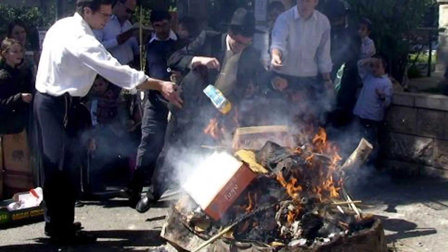 Con la quema del pan, los judíos comienzan la Pascua