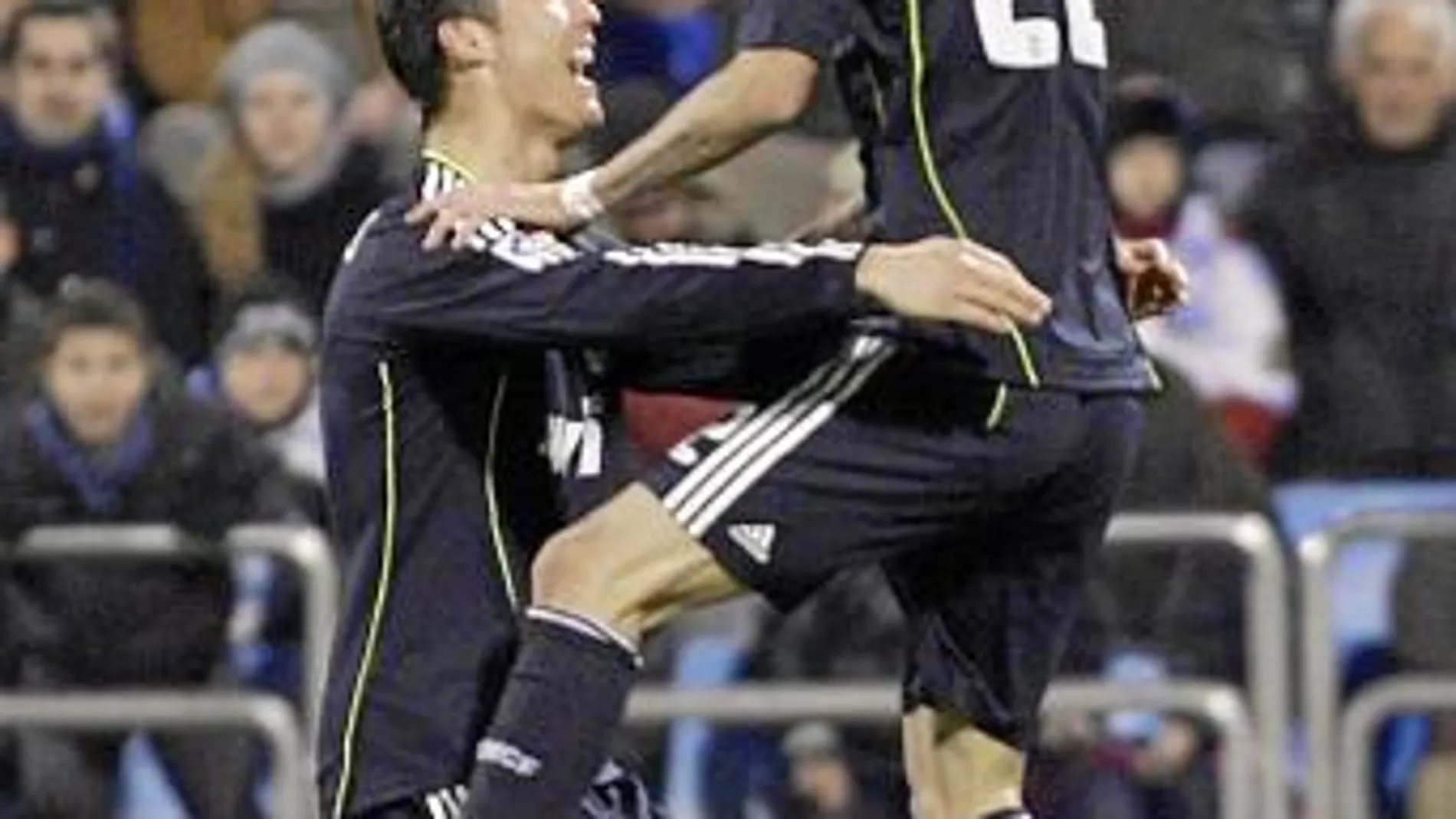 cristiano y Di María fueron ayer dos de los goleadores del Real Madrid. El argentino celebra con el portugués el tercer tanto en Zaragoza