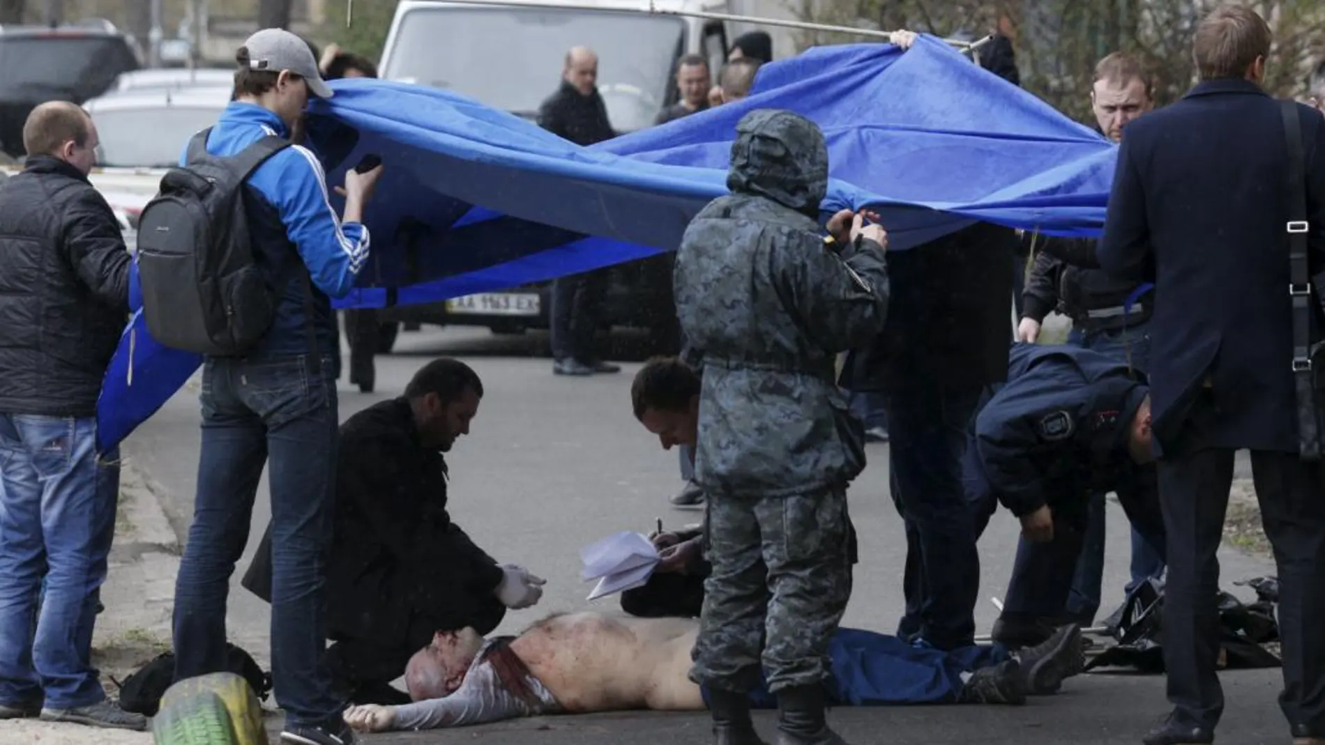 El periodista Oles Buzina, tras ser tiroteado por dos hombres enmascarados en Kiev.
