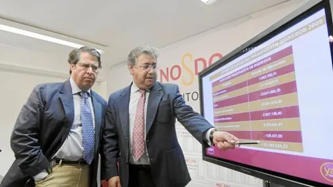 Juan Ignacio Zoido (d), junto al concejal Gregorio Serrano, durante su etapa en el Ayuntamiento de Sevilla