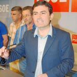El secretario general de los socialistas murcianos, Pedro Saura, durante un acto en la sede de Princesa