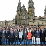 El presidente del Partido Popular, Mariano Rajoy, (c) posa para fotografía de familia con los integrantes del Comité Nacional en la plaza del Obradoiro