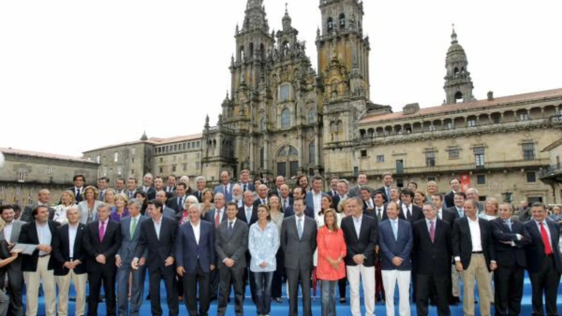 El presidente del Partido Popular, Mariano Rajoy, (c) posa para fotografía de familia con los integrantes del Comité Nacional en la plaza del Obradoiro