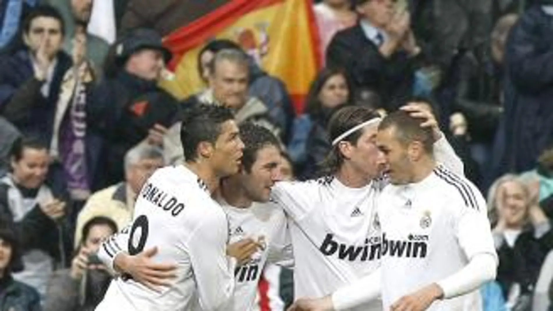 Los jugadores del Madrid celebran un gol