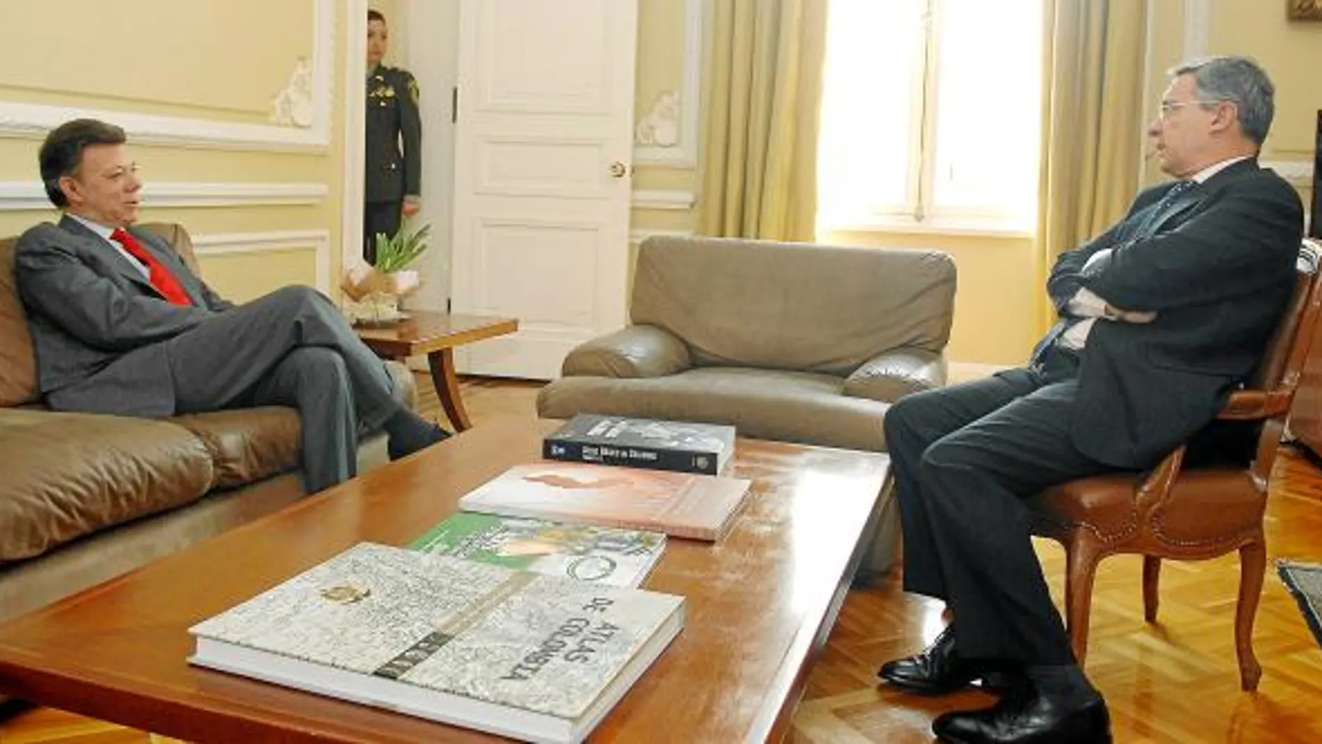 El presidente saliente, Álvaro Uribe, recibió ayer a Juan Manuel Santos