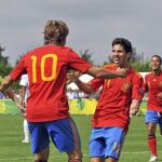 Sergio Canales (2ºi) felicita a Dani Pacheco (d), autor del primer gol de España a Inglaterra