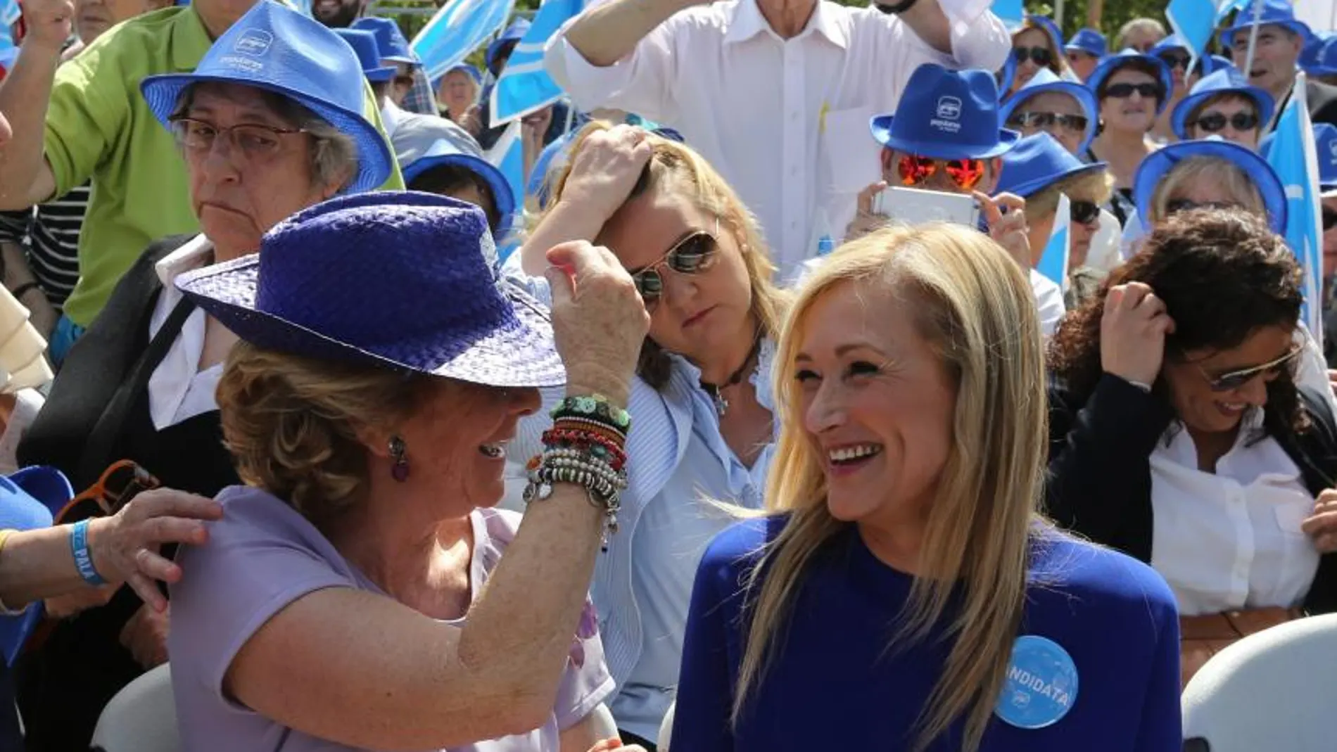 Esperanza Aguirre bromea con Cristina Cifuentes antes de comenzar su mitin
