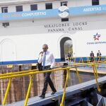 PRIMEROS PASOS. El presidente Barack Obama visitó ayer las instalaciones del Canal de Panamá antes de inaugurar la cumbre y saludarse con el presidente cubano, Raúl Castro