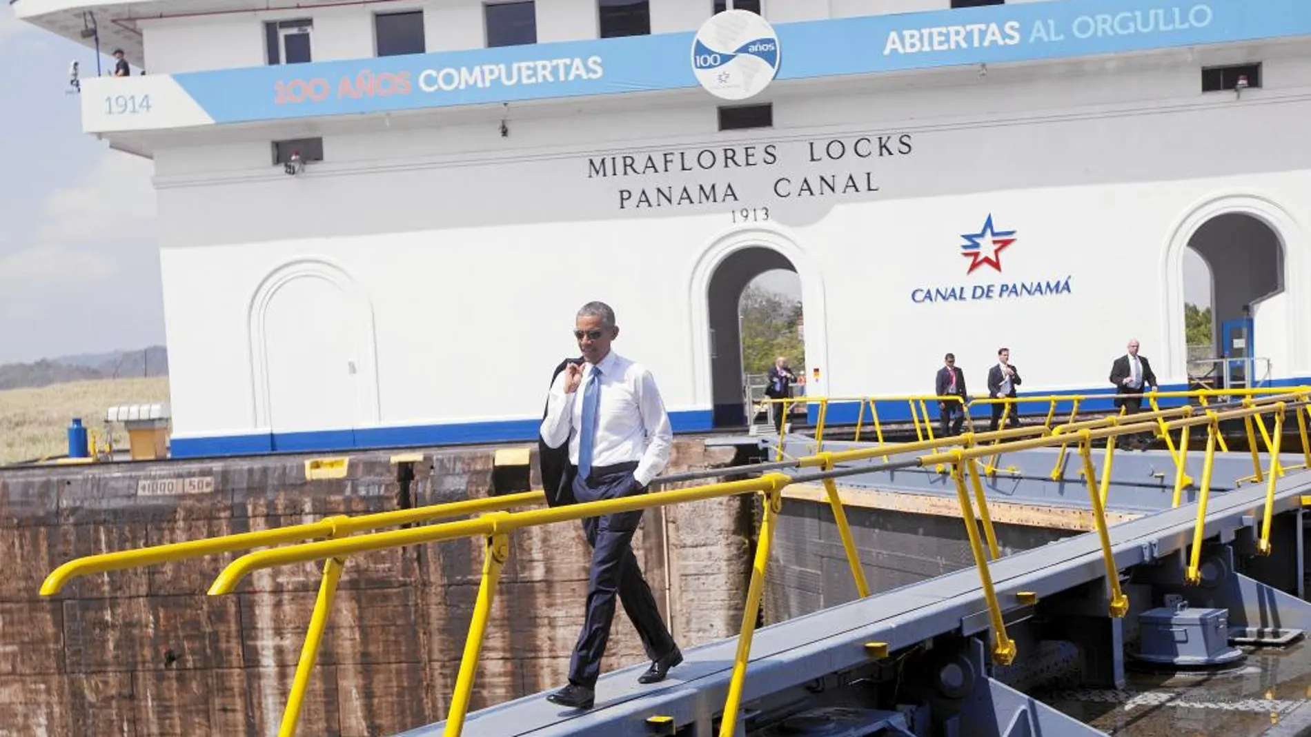 PRIMEROS PASOS. El presidente Barack Obama visitó ayer las instalaciones del Canal de Panamá antes de inaugurar la cumbre y saludarse con el presidente cubano, Raúl Castro