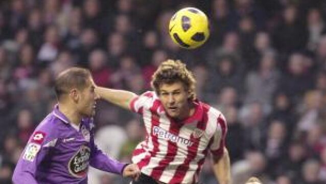 Llorente cabecea a puerta en un momento del partido
