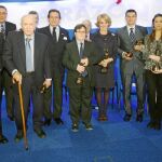 Los ganadores de la II Edición de estos premios posan con Alfonso Ussía, a quien homenajean estos galardones