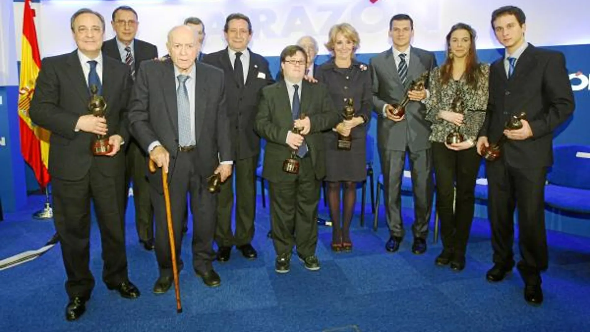 Los ganadores de la II Edición de estos premios posan con Alfonso Ussía, a quien homenajean estos galardones