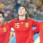 Xavi, Sergio Ramos y Pernía escuchan el himno antes de un partido de la selección