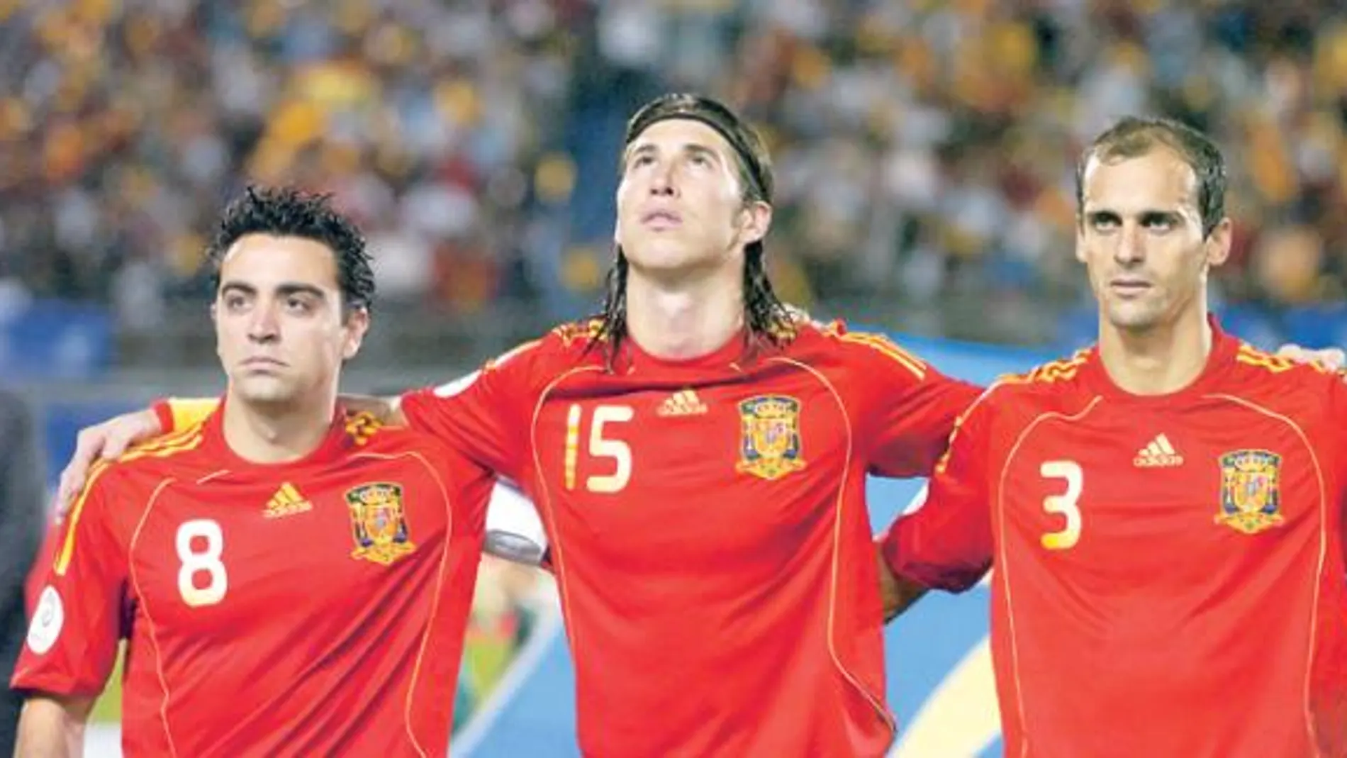 Xavi, Sergio Ramos y Pernía escuchan el himno antes de un partido de la selección